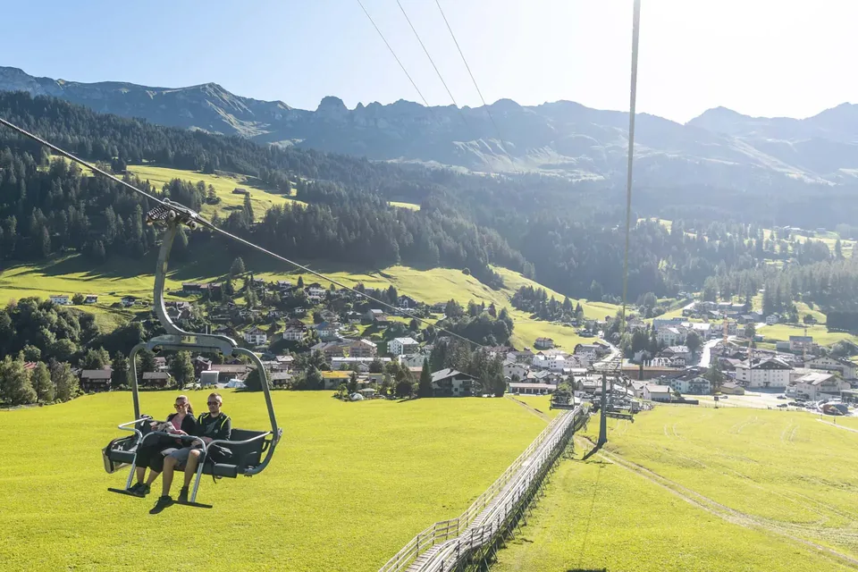 Sesselbahn Pradaschier mit Blick auf Churwalden und die Berglandschaft